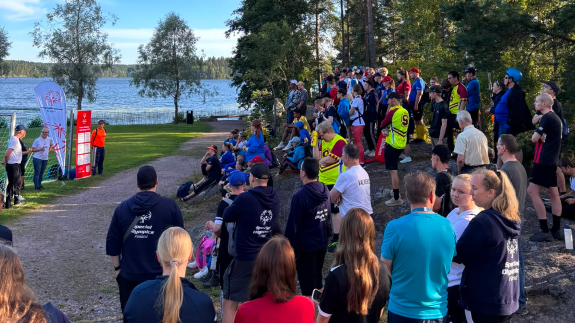 Special Olympics -urheilijoita Pajulahdessa avajaisissa kallioilla.
